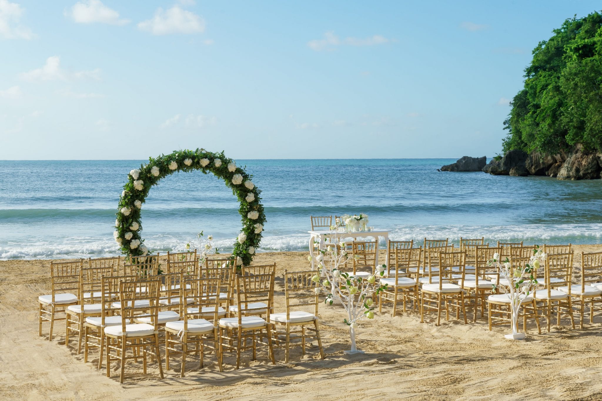 couples-sans-souci-Sunset-Beach-Ceremony | Honeymoons Inc 