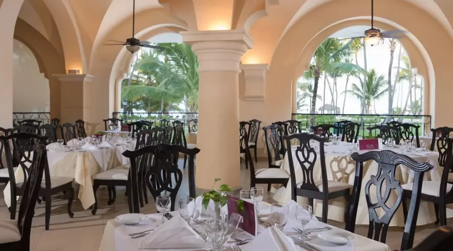 https://www.honeymoonsinc.com/wp-content/uploads/2020/10/occidental-caribe-dining-900x500.webp