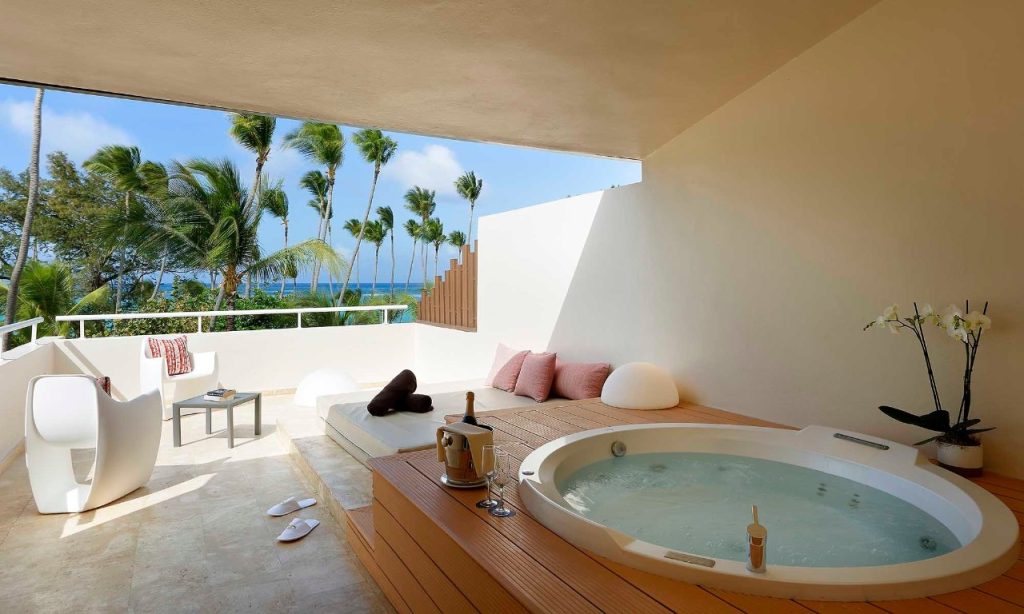 rooftop jacuzzi terrace junior suite | Honeymoons Inc